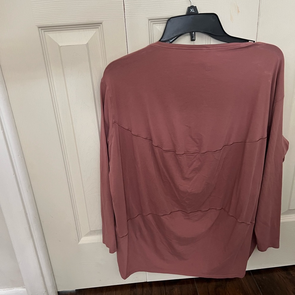 Back In Action Lululemon Top - Picture 3 of 3